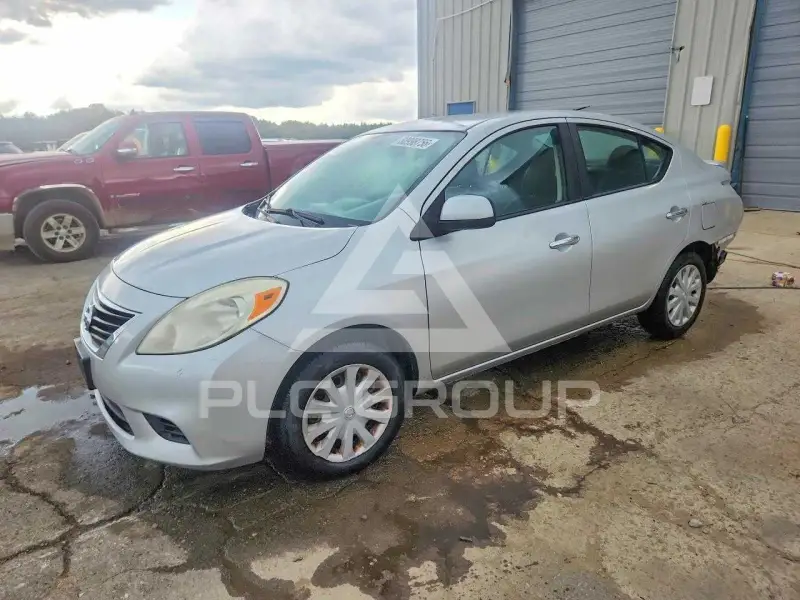 2013 Nissan VERSA photo