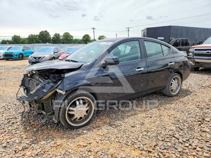 2013 Nissan VERSA photo
