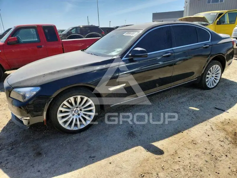 2013 BMW 750 фото