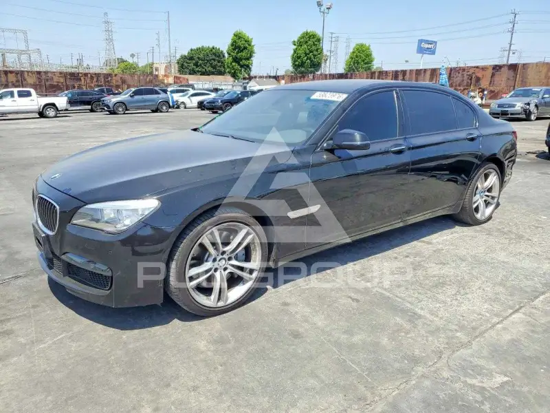 2013 BMW 750 фото