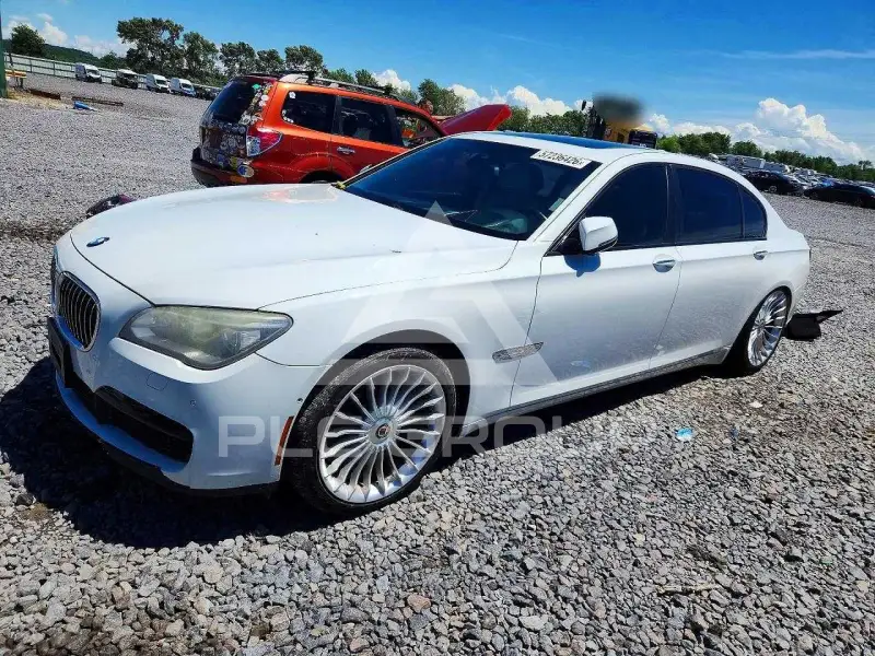 2013 BMW 750 фото