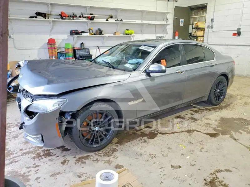 2013 BMW 750 фото