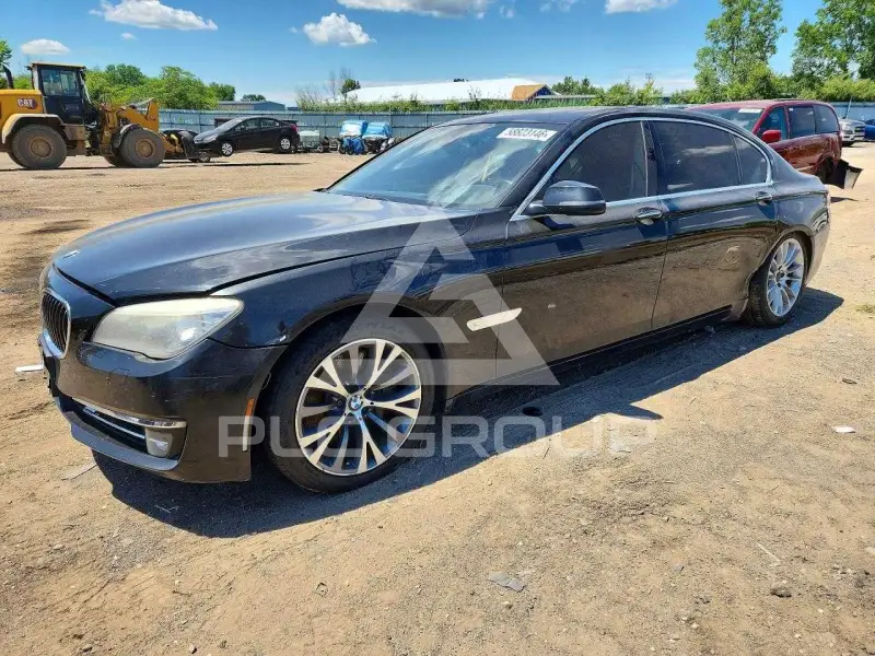 2013 BMW 750 фото
