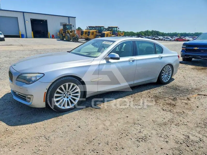 2013 BMW 750 photo