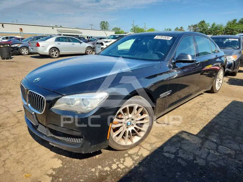 2013 BMW 750 фото