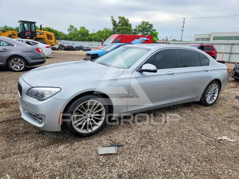 2013 BMW 750 фото