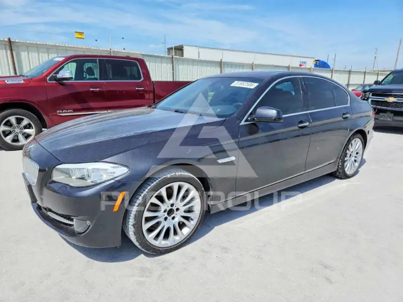 2013 BMW 550 фото