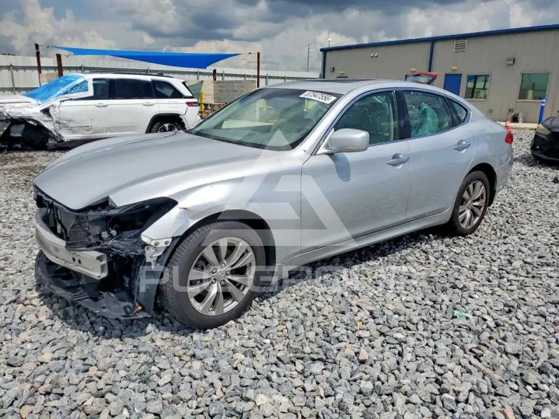 2013 Infinity M37 photo