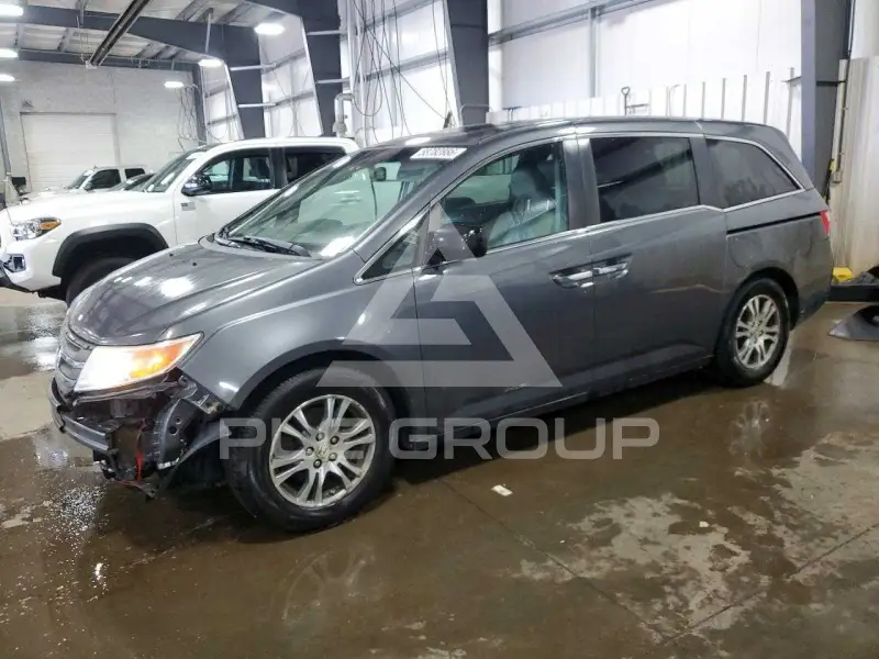 2013 Honda ODYSSEY фото