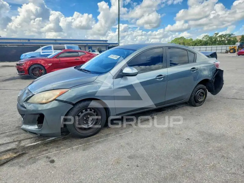 2013 Mazda 3 photo