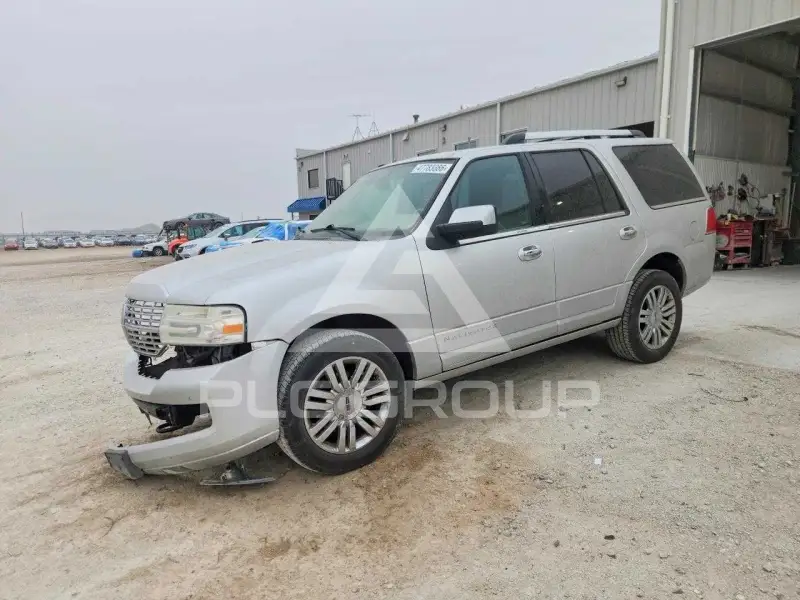2013 Lincoln NAVIGATOR photo