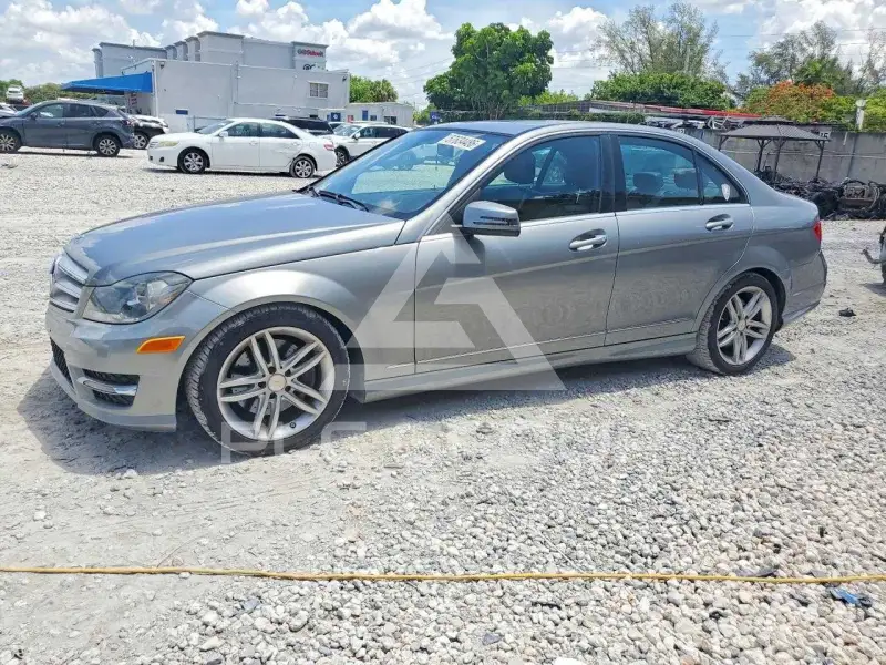 2013 Mercedes Benz C-Class photo