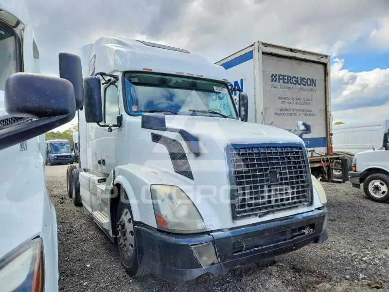 2013 Volvo VNL photo