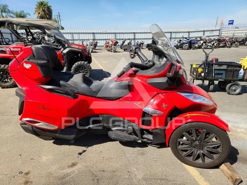 2013 Can-AM SPYDER photo