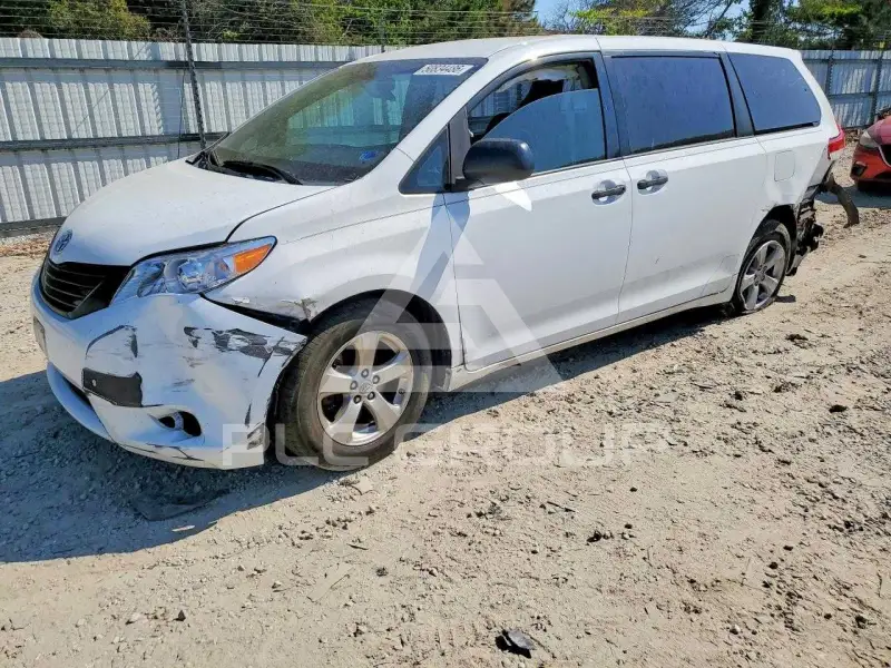 2013 Toyota SIENNA photo