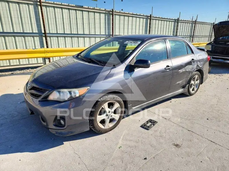 2013 Toyota COROLLA фото