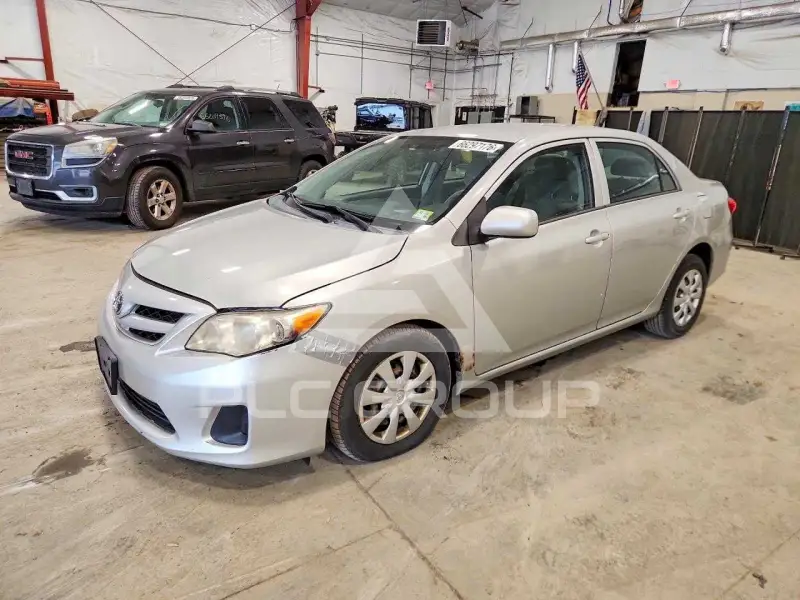 2013 Toyota COROLLA фото
