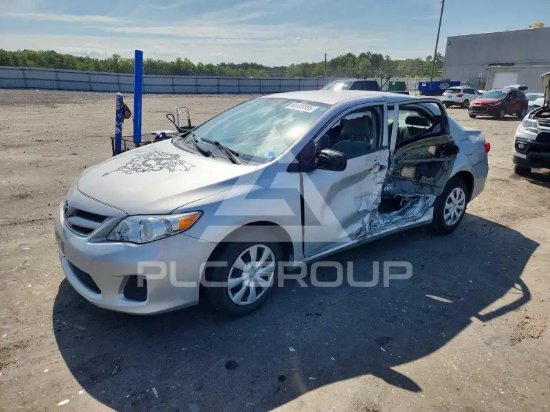 2013 Toyota COROLLA фото