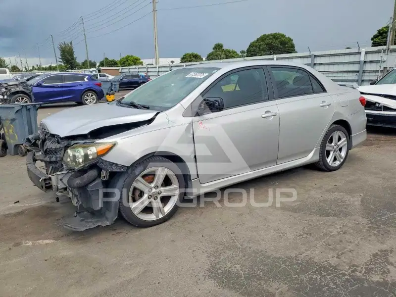 2013 Toyota COROLLA фото