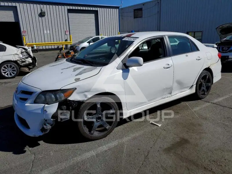 2013 Toyota COROLLA фото