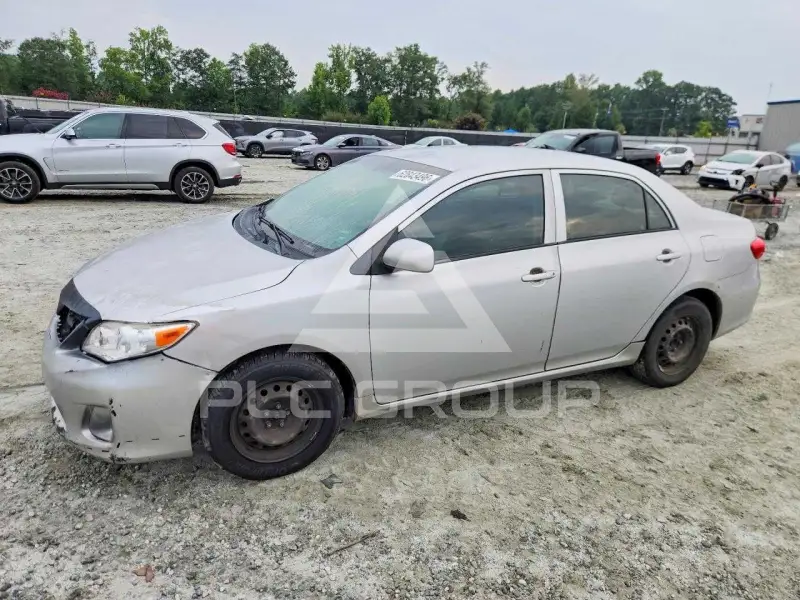 2013 Toyota COROLLA фото