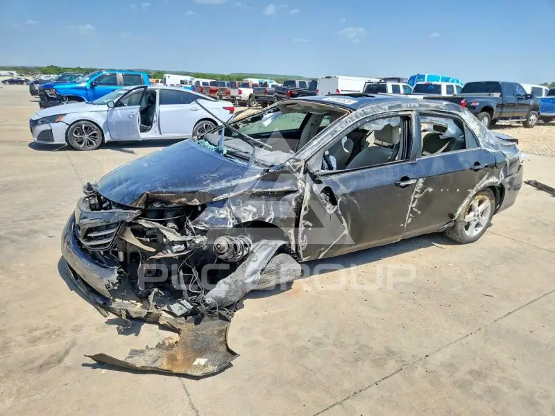 2013 Toyota COROLLA фото