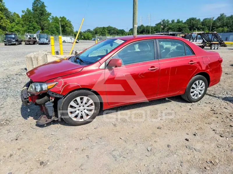 2013 Toyota COROLLA фото