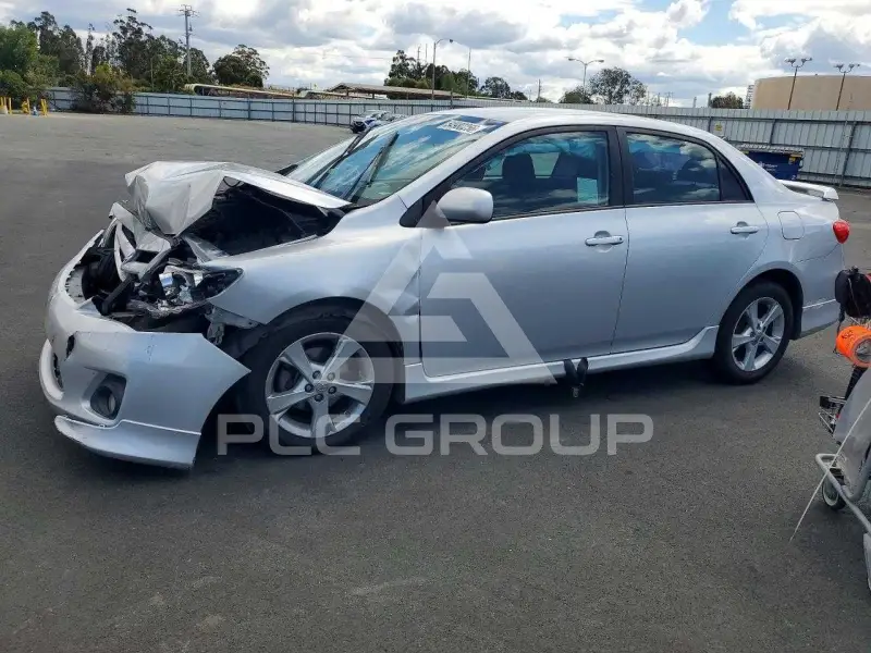 2013 Toyota COROLLA фото