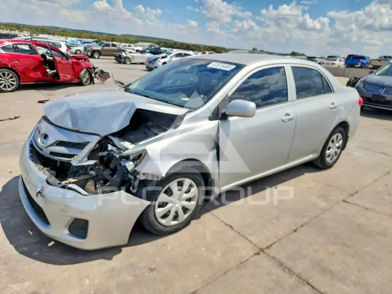2013 Toyota COROLLA фото