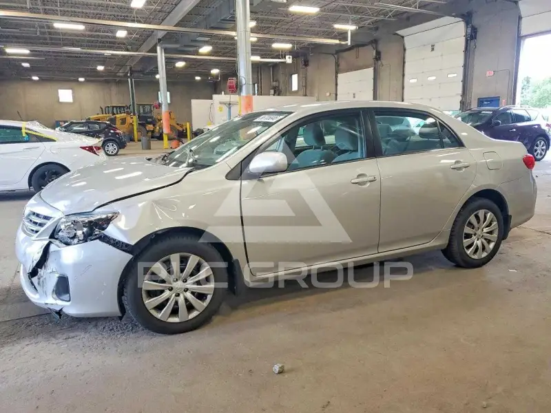 2013 Toyota COROLLA фото