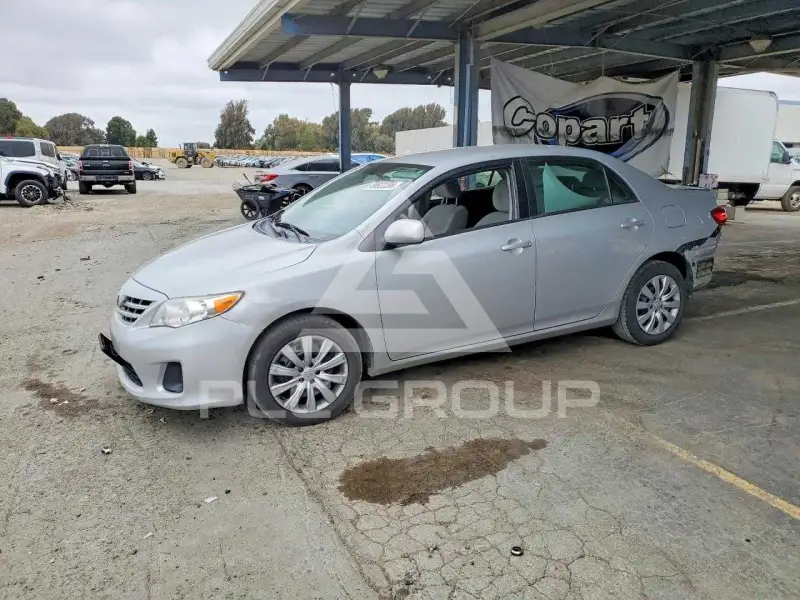 2013 Toyota COROLLA фото