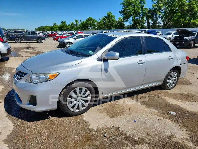 2013 Toyota COROLLA фото