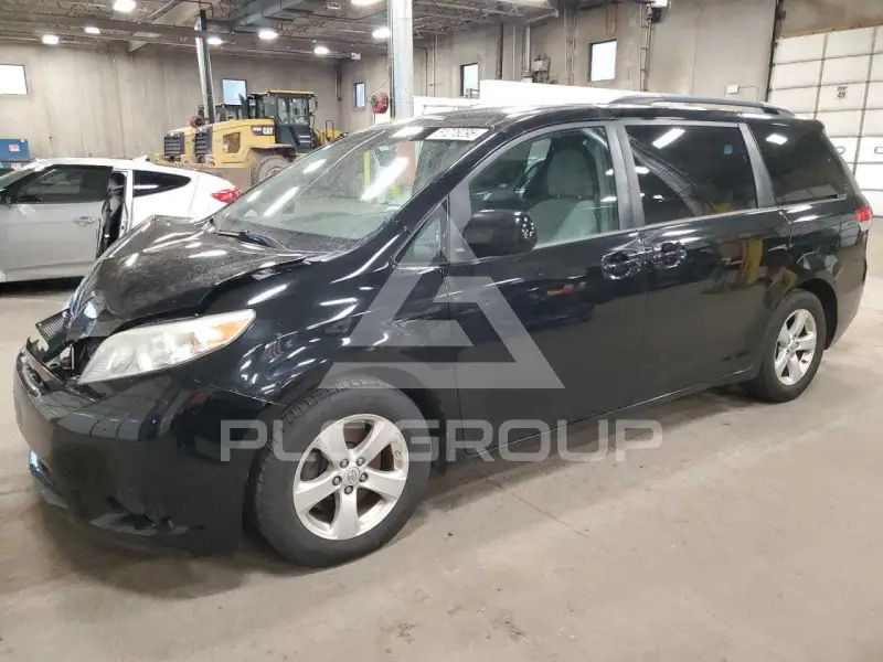 2013 Toyota SIENNA photo