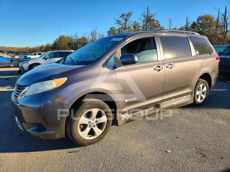 2013 Toyota SIENNA фото