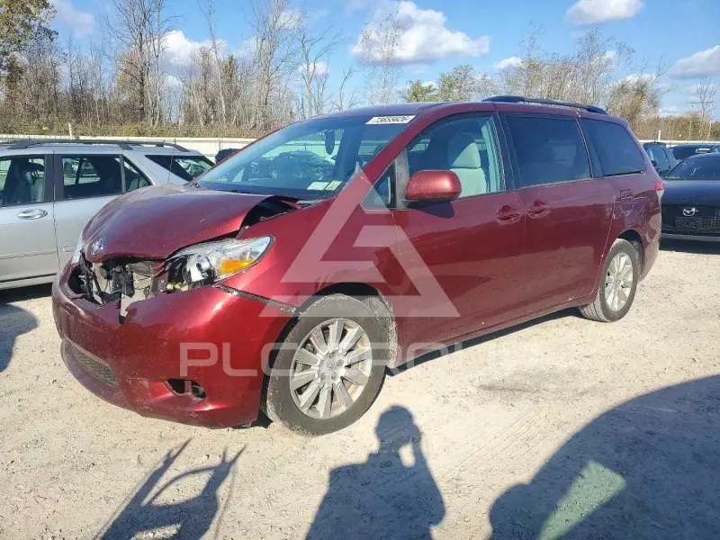 2013 Toyota SIENNA фото