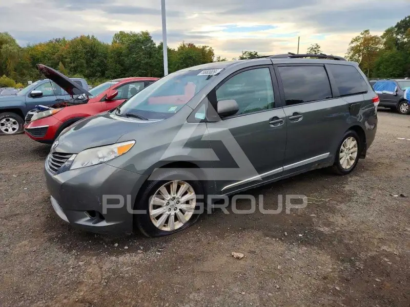 2013 Toyota SIENNA photo