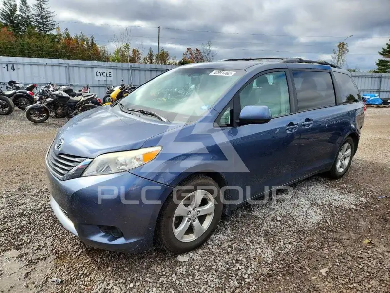 2013 Toyota SIENNA photo