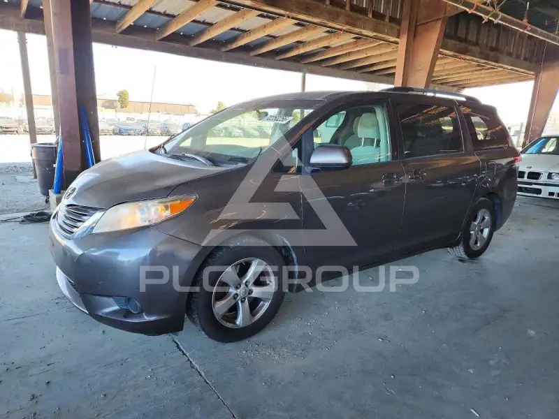 2013 Toyota SIENNA фото