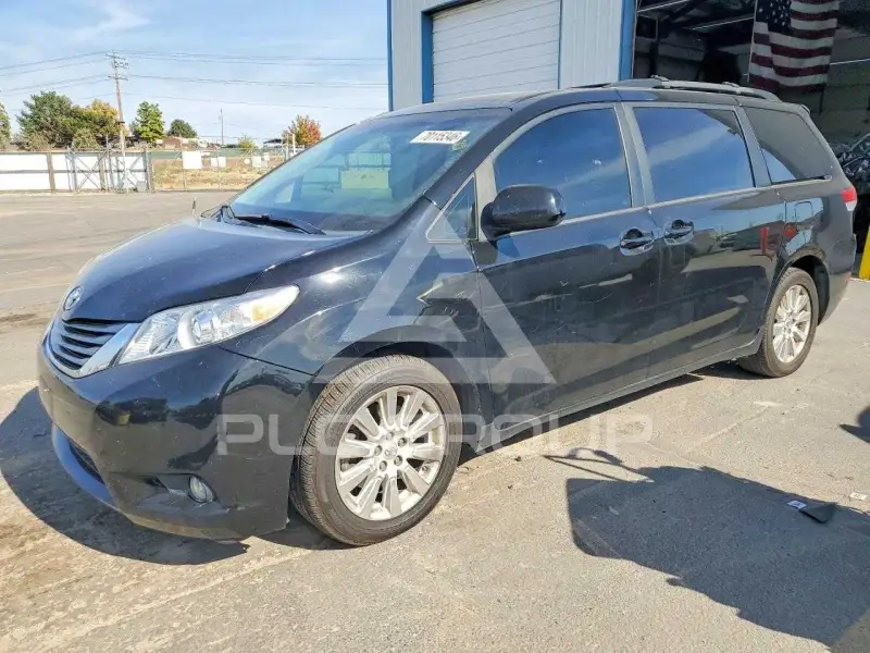2013 Toyota SIENNA фото