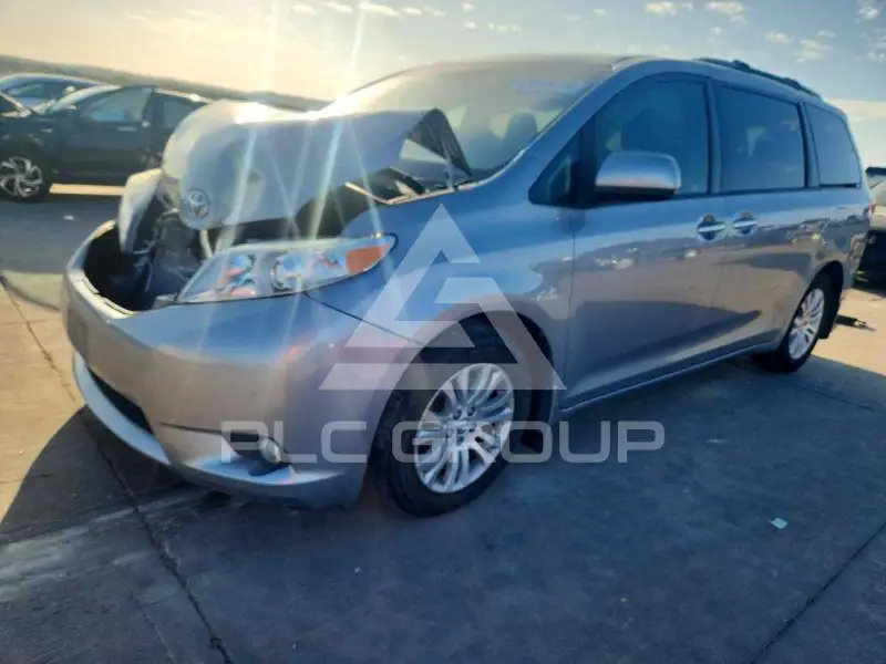 2013 Toyota SIENNA фото