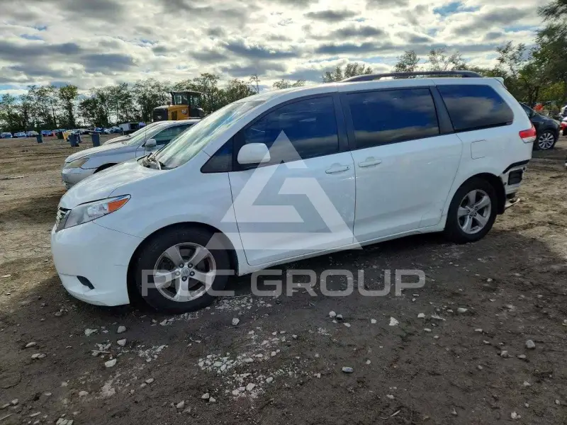 2013 Toyota SIENNA photo