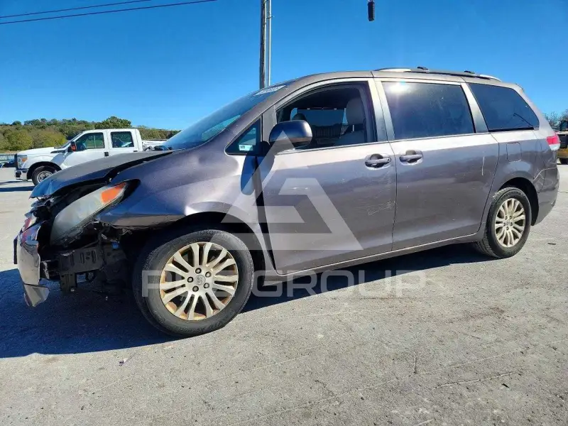2013 Toyota SIENNA photo