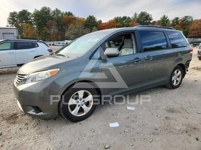 2013 Toyota SIENNA photo