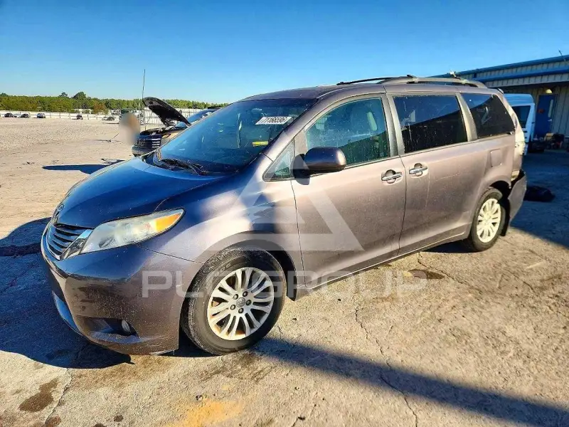 2013 Toyota SIENNA photo