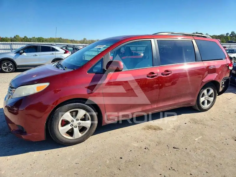 2013 Toyota SIENNA фото