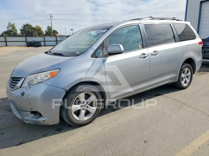 2013 Toyota SIENNA photo