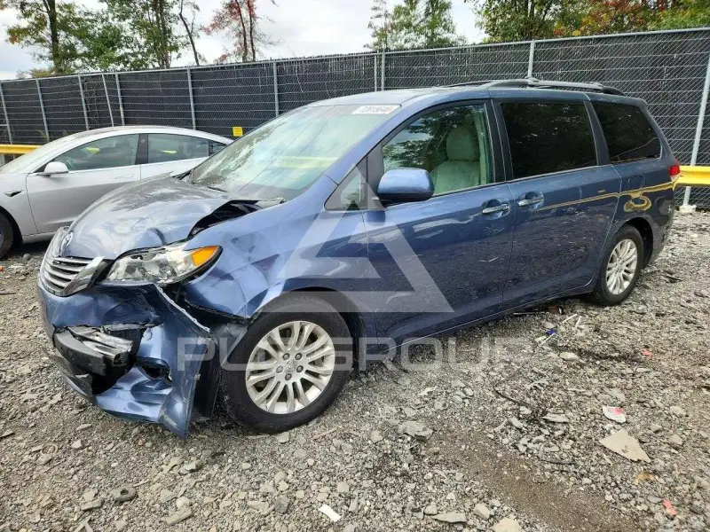 2013 Toyota SIENNA фото