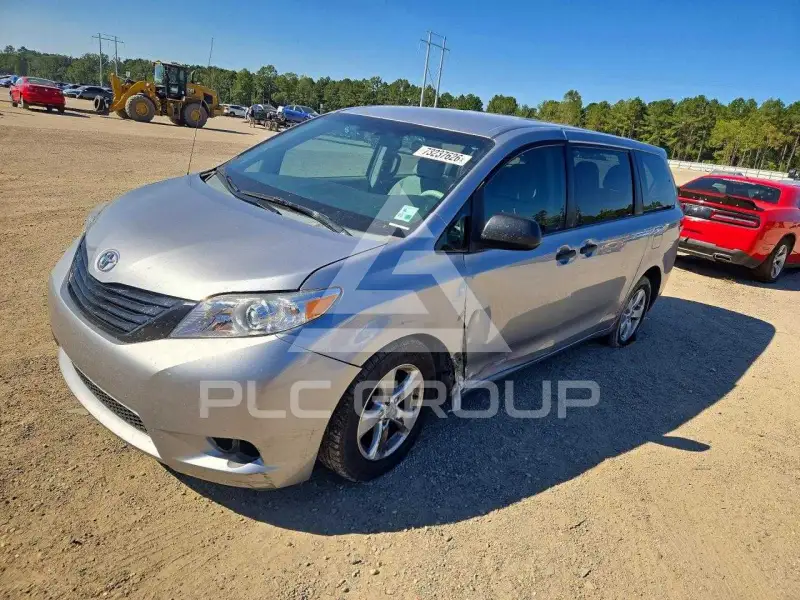 2013 Toyota SIENNA photo