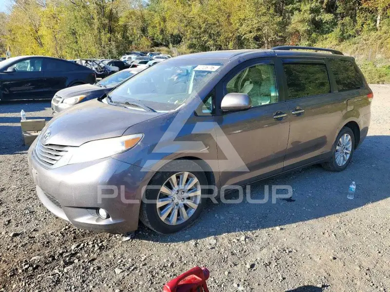 2013 Toyota SIENNA photo