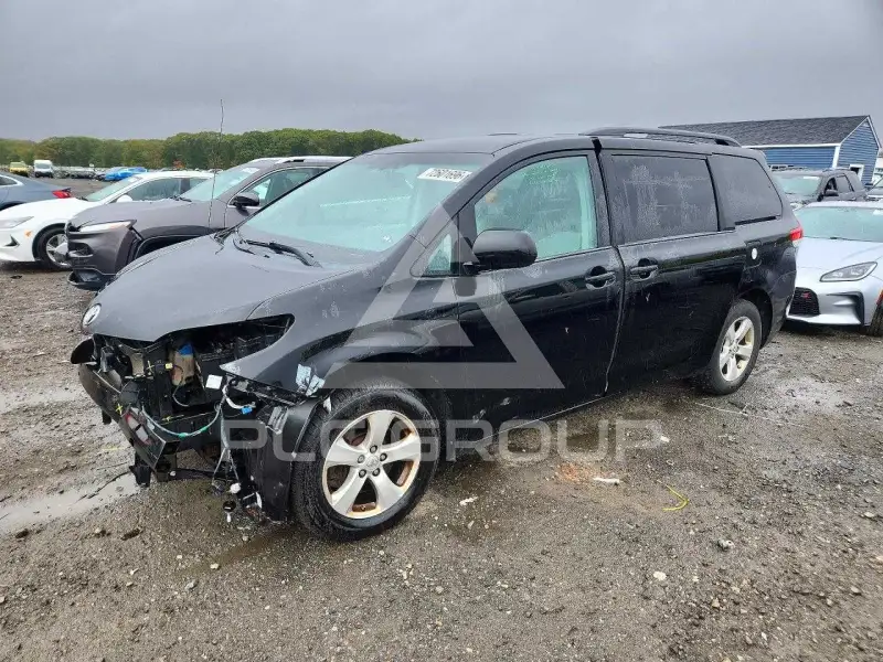 2013 Toyota SIENNA photo